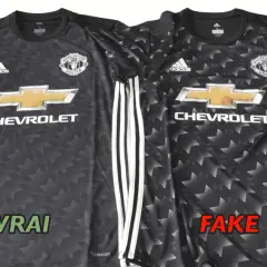 Deux maillots de foot Manchester United, l'un authentique (VRAI) et l'autre contrefait (FAKE), côte à côte.