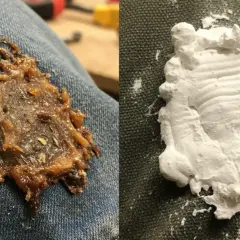 Avant/après : comment enlever de la colle sur un vêtement. Un morceau de colle brune séchée sur du jean à gauche, et de la colle blanche poudreuse à droite.