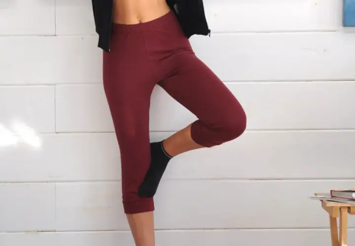 Une personne en pantalon de **spandex**, c'est quoi ? Ce pantalon moulant et extensible est parfait pour le mouvement.