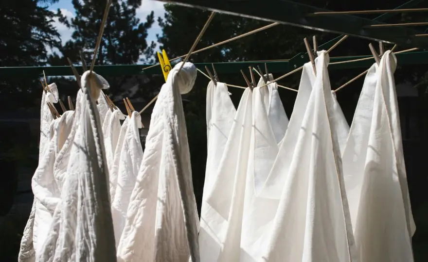 Pantalon blanc terne - Blanchir sans risque, selon le tissu