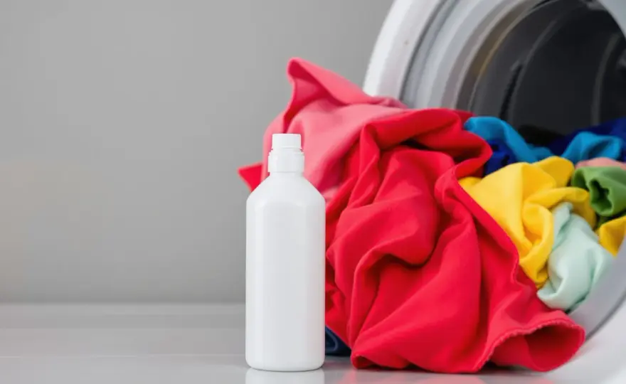 Colle sur vêtement ? Vinaigre blanc - La solution simple et sûre
