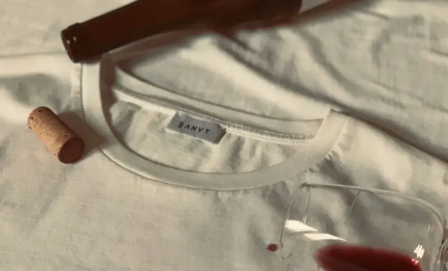 T-shirt blanc taché - Enlevez toutes les taches sans l'abîmer