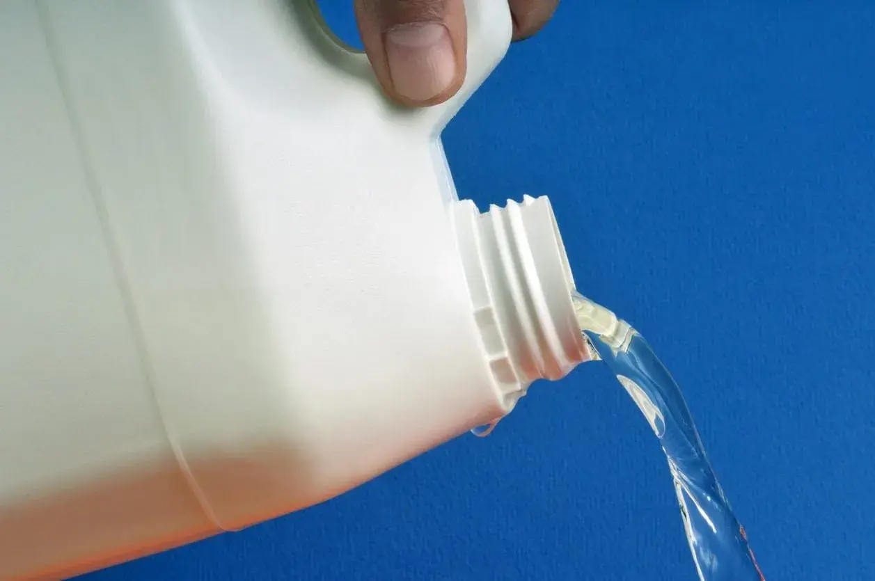Un bidon blanc verse un liquide transparent. C'est de l'eau oxygénée, idéale pour le linge couleur.