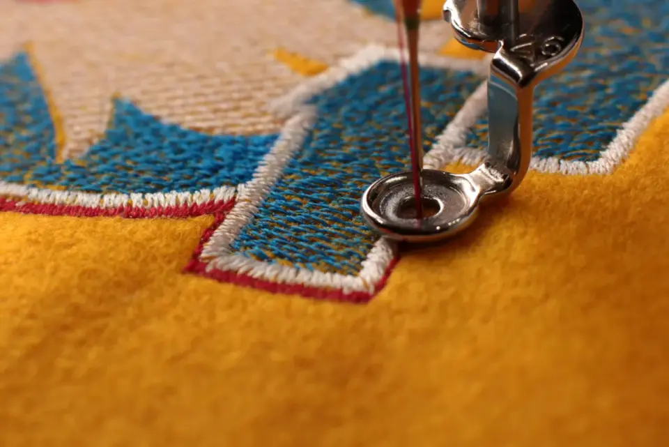 Quel point de broderie choisir pour un logo textile ?
